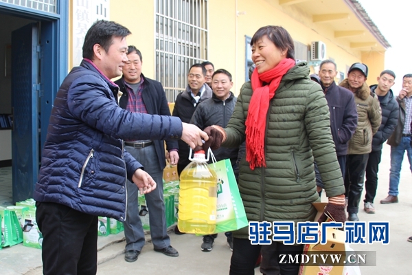 驻马店广播电视台到帮扶村慰问困难群众