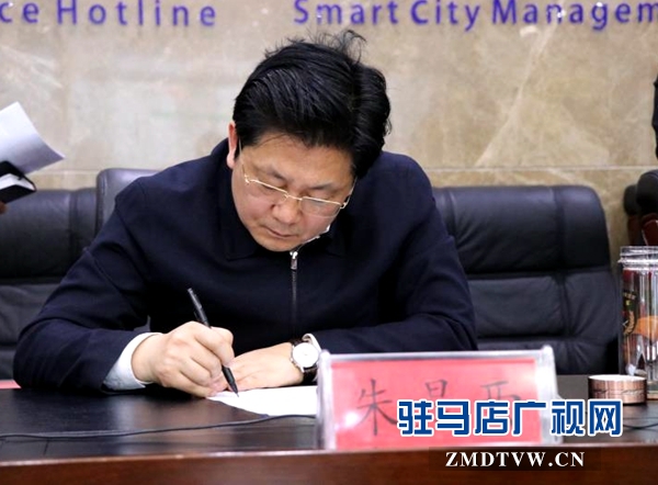 朱是西走进市长热线现场接听群众来电 倾听群众呼声