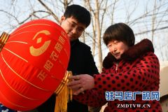 正阳县隗湾村：大红灯笼挂起来