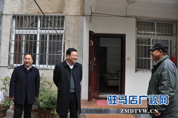  中原银行驻马店分行党委书记、行长万三华一行走访慰问困难职工