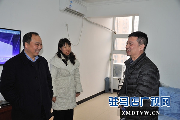  中原银行驻马店分行副行长陈惠军一行慰问信息技术部困难职工