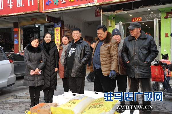 中原银行驻马店分行行长助理孙莹莹一行赴驻马店市工矿土产品进出口公司帮扶困难职工