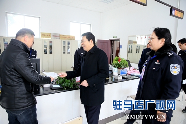 （2）市政府副市长郭渊（中）新年上班第一天前往出入境大厅看望值班民警给大家拜年，并接待上班第一天第一人办理港澳通行证的刘