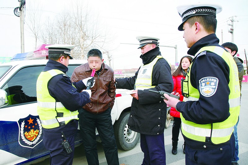  春节期间全市交警共查处106起酒醉驾
