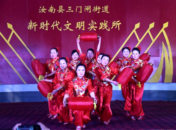 近百人披红戴花受表彰 汝南三门闸街道大礼堂今天真热闹