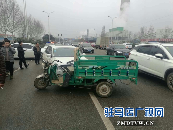 非机动车随意进入快车道   违章行车引发事故