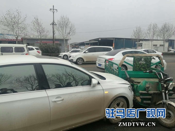 非机动车随意进入快车道   违章行车引发事故