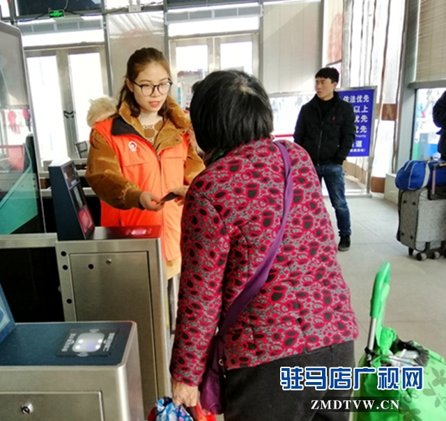 驻马店西站:“小桔灯”志愿者温暖人心