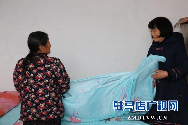  泌阳县卫健体委开展为贫困户换新装活动