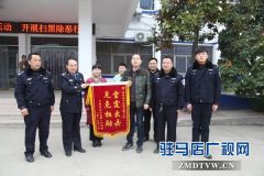 两口生气欲点燃加油站 交警奋不顾身拦截阻止