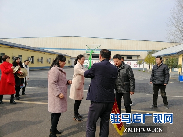 真心为民办实事  诚心致谢赠锦旗