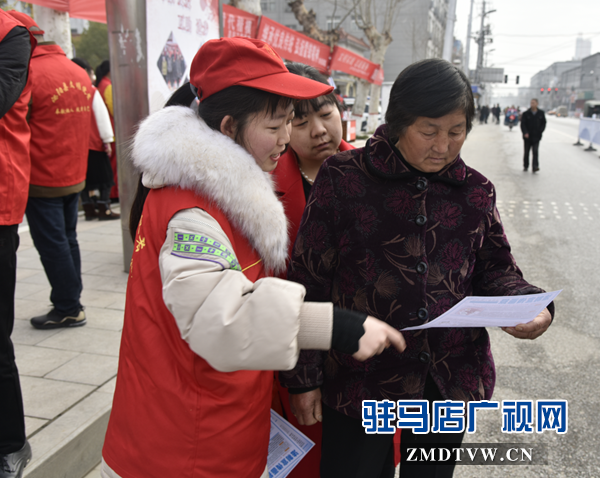  泌阳县法院开展“雷锋日普法宣传服务”活动