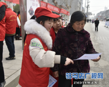  泌阳县法院开展“雷锋日普法宣传服务”活动