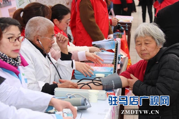 泌阳县开展学雷锋义诊服务活动