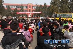  爱心企业驻马店市恒丰车轮材料有限公司向板桥镇夏庄小学捐赠校车护航留守儿童上学路