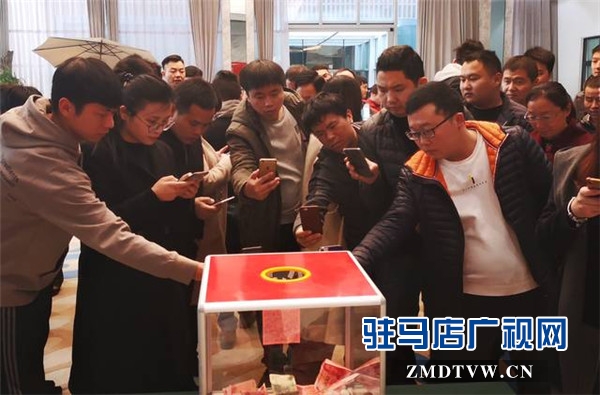 爱克集团总裁王峰看望慰问患病员工并带去集团爱心捐款13万余元