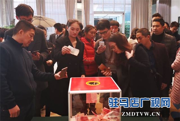 爱克集团总裁王峰看望慰问患病员工并带去集团爱心捐款13万余元