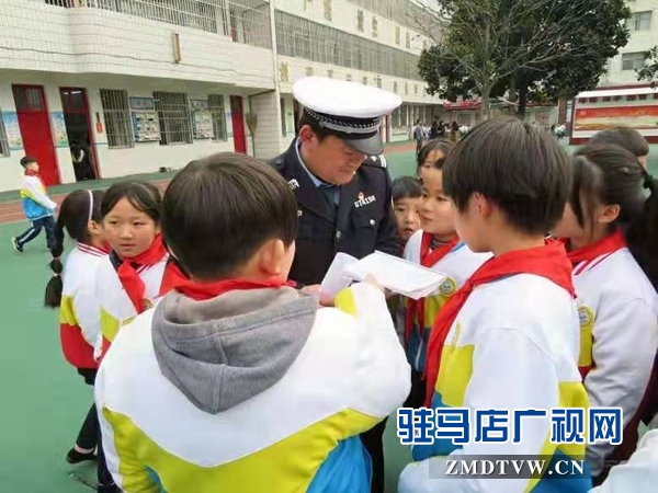  西平交警：送法进校园 师生保安全