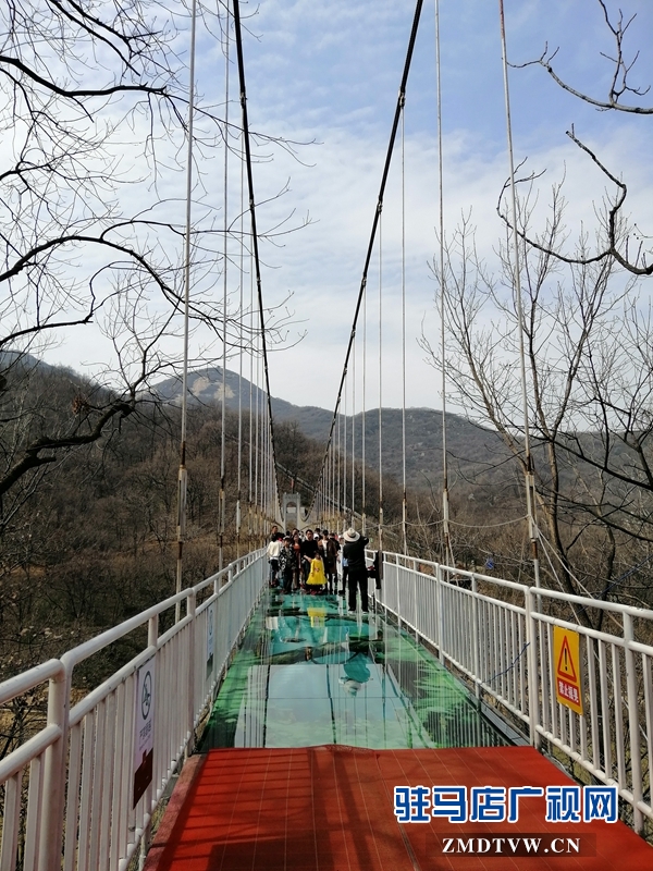 天气转暖 金顶山迎来春游小高峰