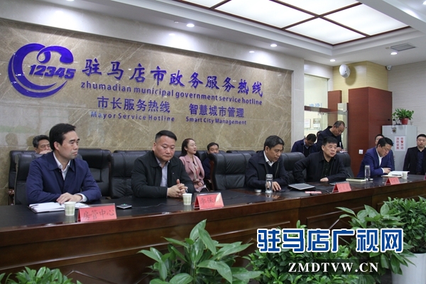  付自成接听12345市长热线 生活问题是市民反映的热点