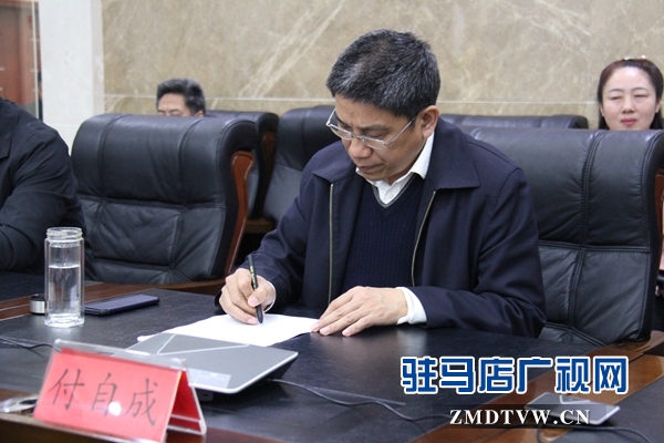  付自成接听12345市长热线 生活问题是市民反映的热点