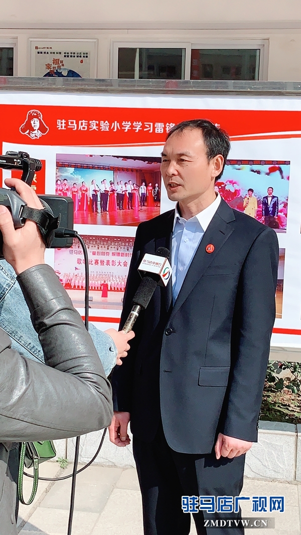 陶克将军莅临市实验小学弘扬雷锋精神