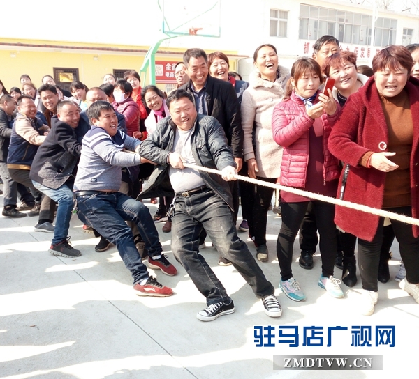 汝南县南余店乡举行拔河比赛展示拼搏风貌