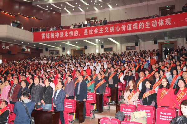 陶克为全市残联系统干部职工讲雷锋故事