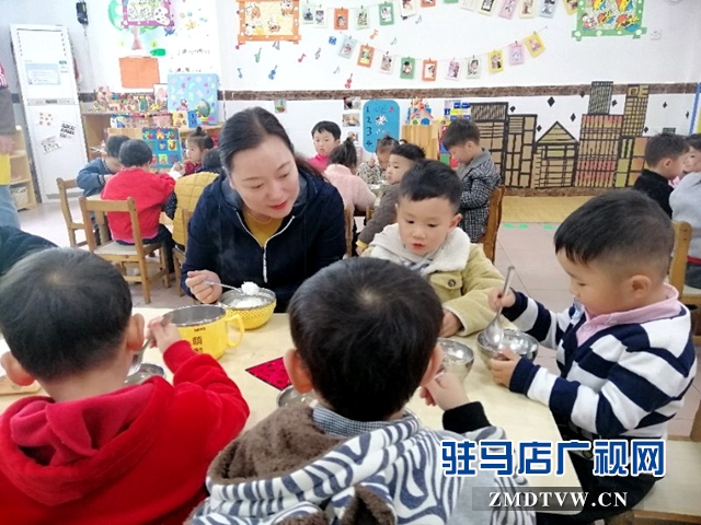 驻马店市各中小学幼儿园积极实行集中用餐陪餐制度