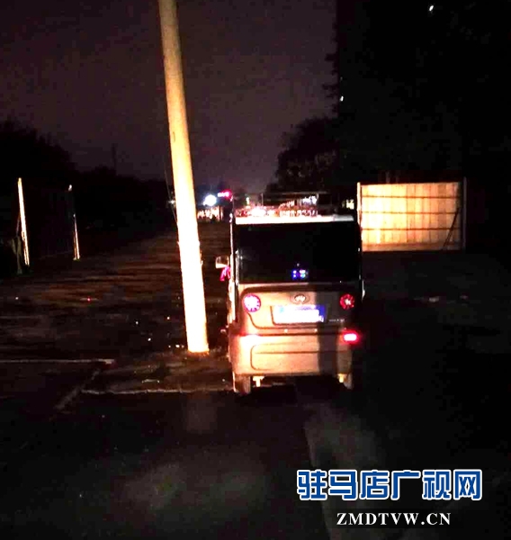 路中间长出个电线杆 既伤人又伤车