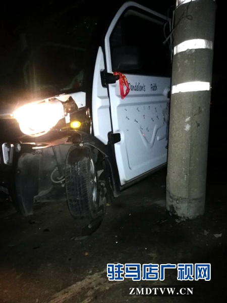 路中间长出个电线杆 既伤人又伤车