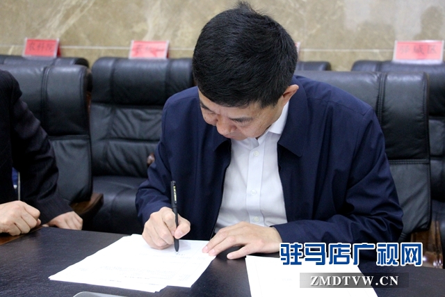 刘晓文接听市长热线   现场解决三农问题