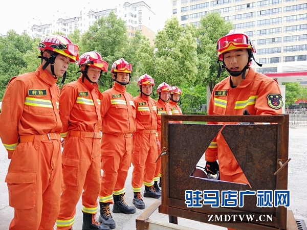 火警险情冲在前的丁腾龙