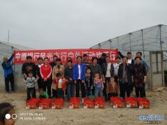 中原银行风光支行邀约高端客户参加踏春草莓采摘活动