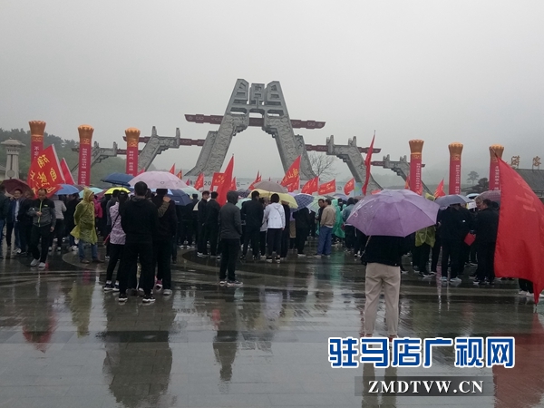 确山县开展职工登山健身活动