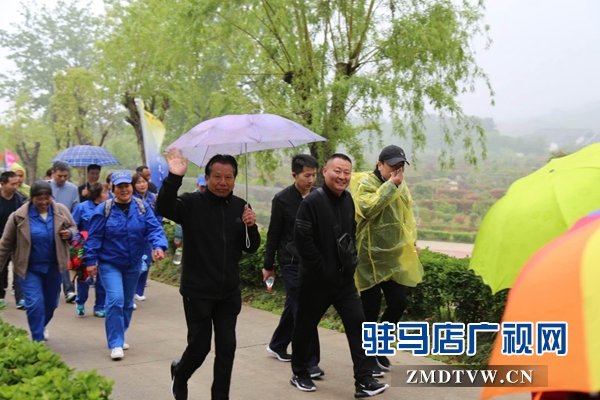 确山县开展职工登山健身活动