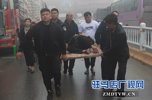 老人病症突发街头倒地 四辅警危机之中伸出援手