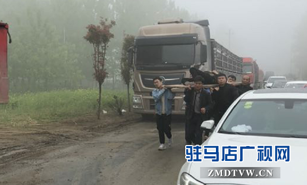 老人病症突发街头倒地 四辅警危机之中伸出援手