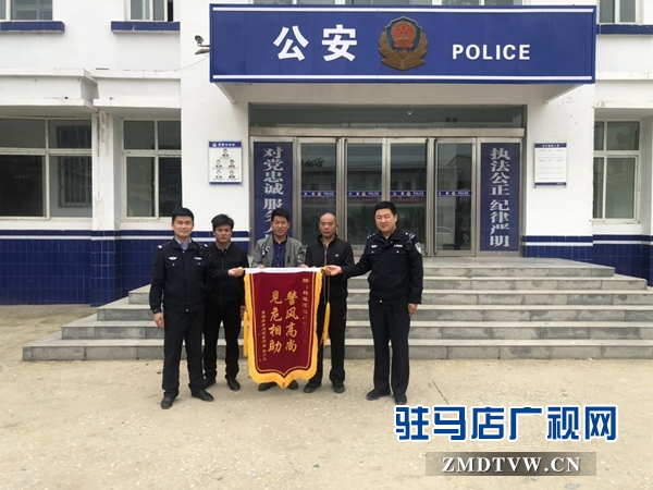 老人病症突发街头倒地 四辅警危机之中伸出援手