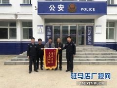 老人病症突发街头倒地 四辅警危机之中伸出援手