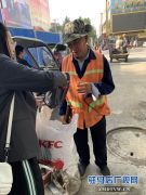 驻马店市好莱坞影城为环卫工人送暖心早餐