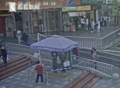 暖心！7岁男孩为执勤武警送饮料，被拒后却没有离开