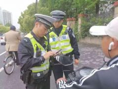 俩阿姨骑车逆行被拦：我亲戚和你们是一个系统的！交警的回答亮了