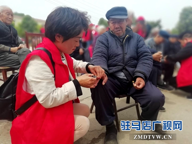 爱心献给敬老院的老人