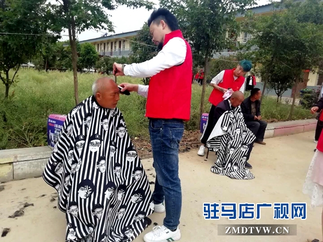 爱心献给敬老院的老人