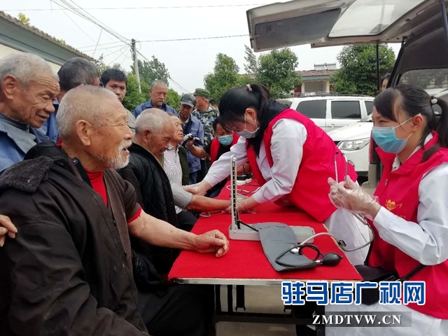 爱心献给敬老院的老人