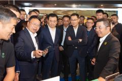 王健林马化腾现身北京万达广场 刷脸支付买果茶