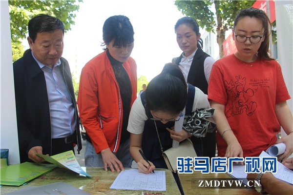 驻马店经济开发区多家企业参加黄淮学院2019年毕业生双向选择洽谈会