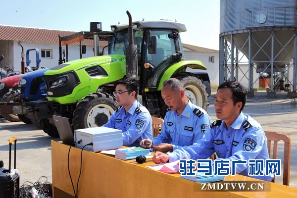 正阳农机监理站“送检下乡”备战“三夏”