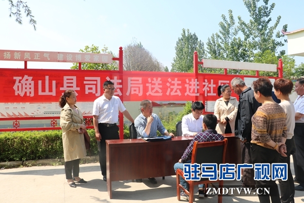 法律顾问进社区 居民有了身边律师